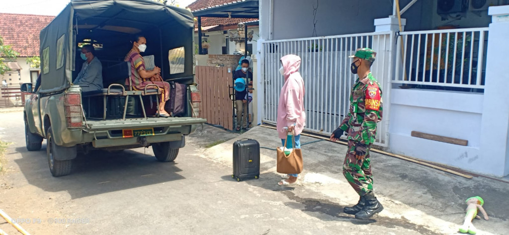Kegiatan penjemputan dan Pergeseran Warga yg Positif Covid-19 di Wilayah Kec. Kuta Selatan, Kab. Badung dari ISOMAN ke ISOTER.